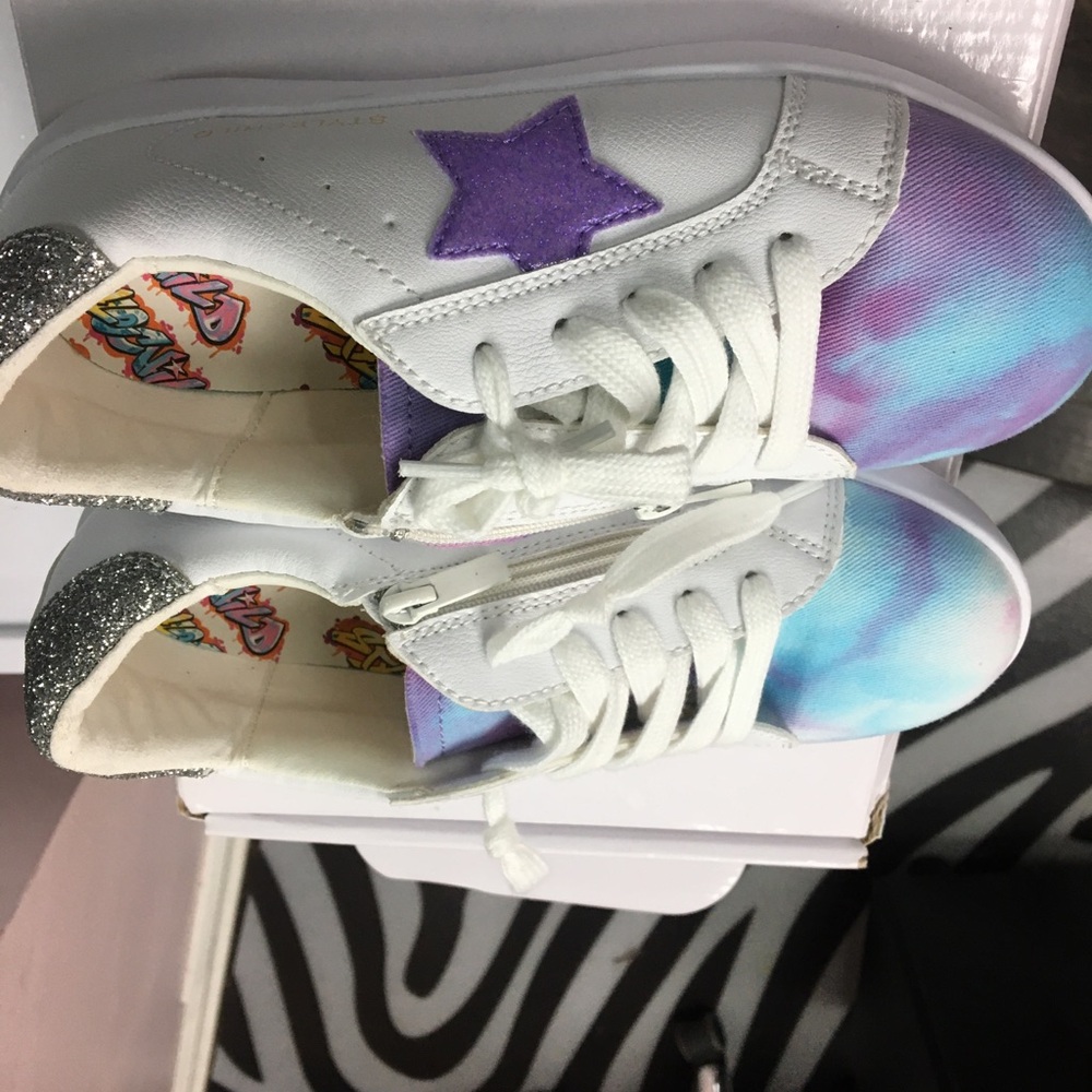 New tie-dye low top sneakers for girls
